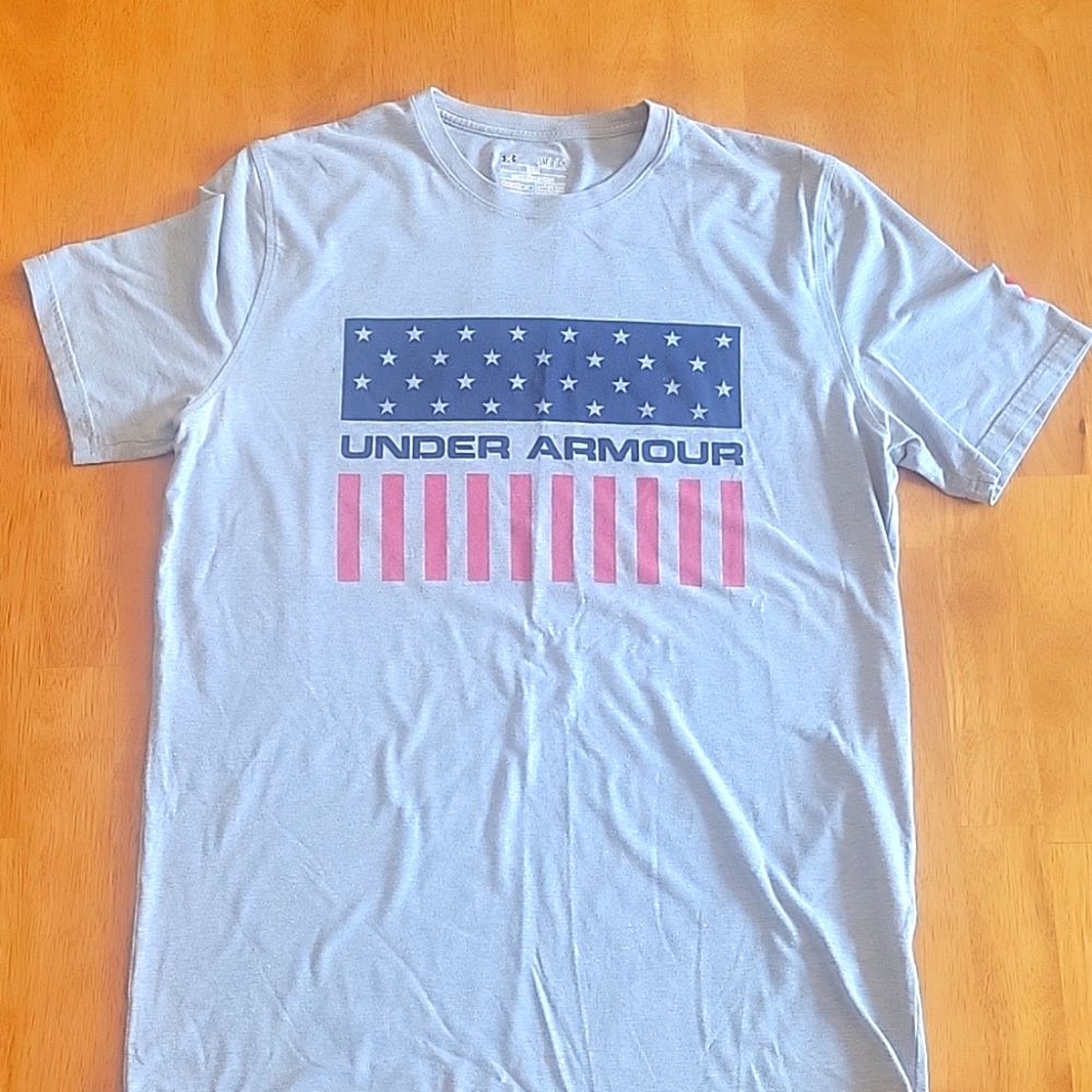 Men's Under Armour T-Shirt Small Used